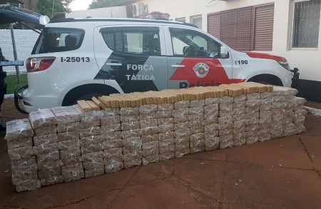 Carro furtado repleto de tabletes de maconha é parado em blitz da Polícia Militar em Paulicéia