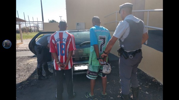 Carro roubado  apreendido em Martinpolis