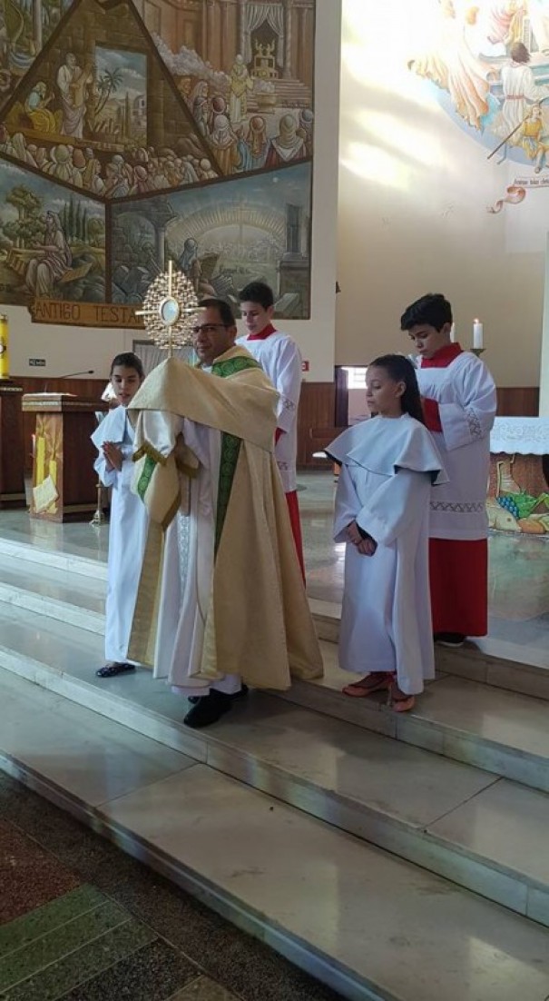 Celebrao de Corpus Christi rene fiis em Osvaldo Cruz