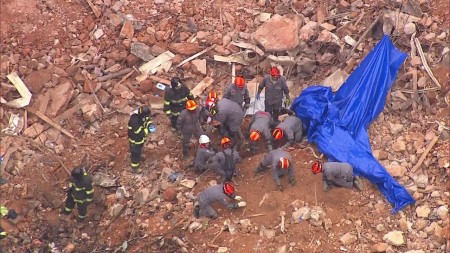 Bombeiros localizam 2º corpo nos escombros do prédio que desabou no Centro de SP