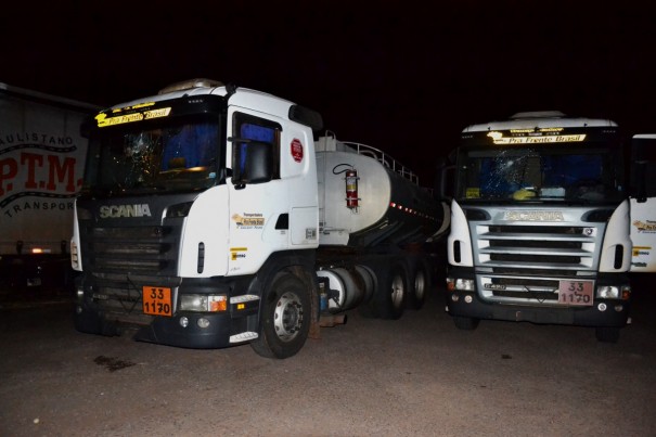 Caminhes tentam furar bloqueio e so atingidos por pedras e pauladas aps carreata na SP-294