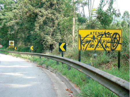 Placas de sinalização danificadas em rodovias da região geram reclamações dos motoristas