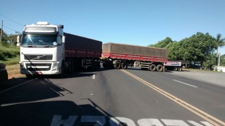 Caminhoneiros liberam SP-294 e prometem parar 'trevão' de Parapuã