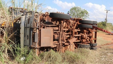 Caminhão pipa carregado com 10 mil litros de água tomba em vicinal