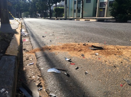 Motorista capota veículo após bater em carro estacionado na Avenida da Saudade