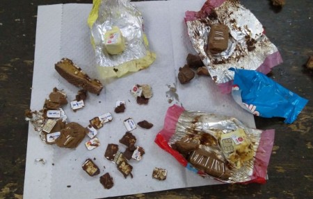 Visitantes são flagradas ao tentar entrar em penitenciárias com chips em chocolates e bolos recheados de maconha