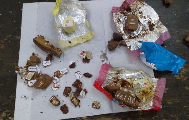 Visitantes so flagradas ao tentar entrar em penitencirias com chips em chocolates e bolos recheados de maconha