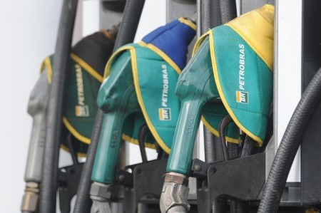 Governo e Petrobras discutem alta do combustível 