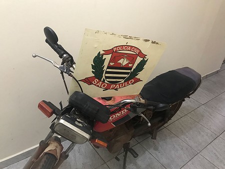 Operação da Polícia Civil cumpre mandados de prisão e apreende motocicleta furtada