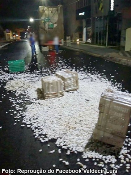 Caminhão carregado com casulos enrosca em tori e parte da carga fica espalhada na rua, em Bastos