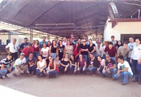 Alunos de Veterinária fazem visita técnica a propriedade de produção leiteira em Pracinha 