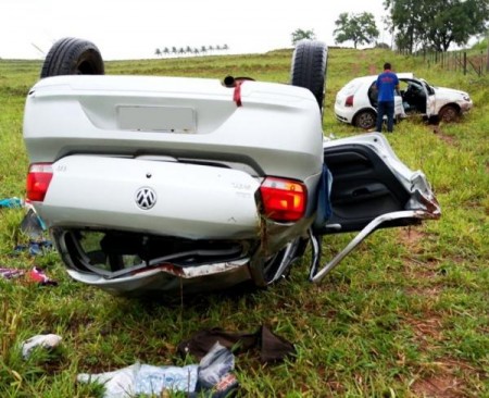 Carros vão parar em pasto após colisão na SP-294, quatro pessoas ficaram feridas 