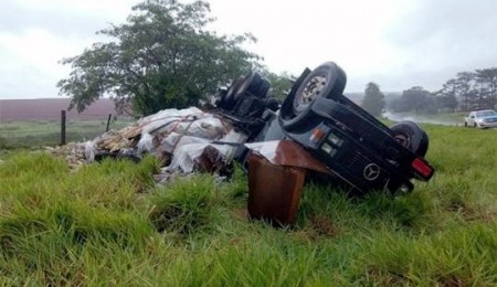 Caminhão sai da pista na SP-294 e capota às margens da rodovia