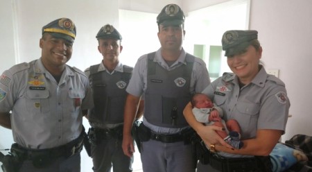 Carro que levava gestante a hospital tem pane e equipe da PM Rodoviária auxilia parto