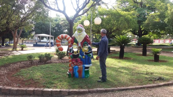 Decorao de Natal j est sendo instalada no centro da cidade em OC