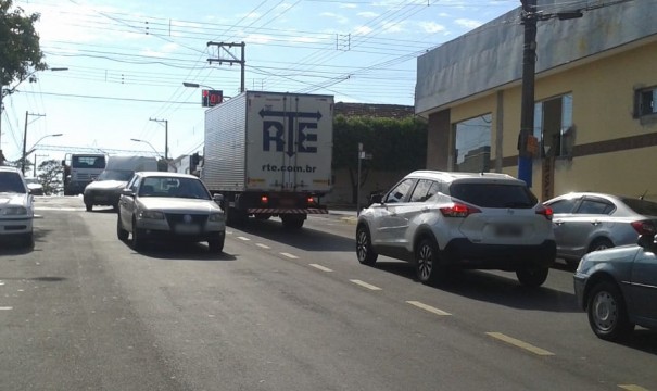 Acidente de trnsito no centro de Osvaldo Cruz deixa trs feridos