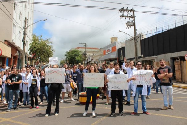 PROTESTO: Alunos de Medicina cobram promessas e reivindicam internato hospitalar em outra cidade