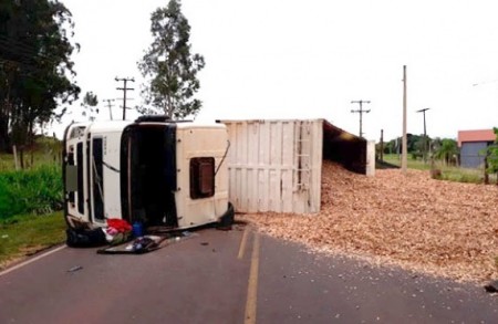 Carreta tomba no trevo de Tupã, na entrada da vicinal de acesso a Bastos e Quatá