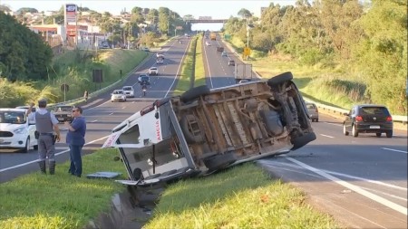 Motorista cochilou antes de capotar ambulância em rodovia de Marília, diz Corpo de Bombeiros