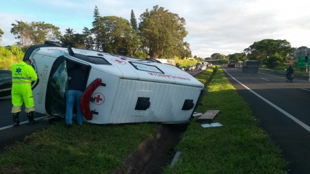 Ambulância capota e deixa feridos em rodovia de Marília