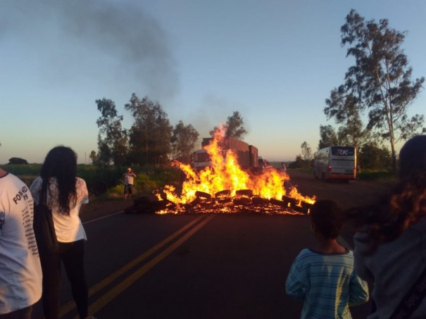 Movimento Social de 'Sem Terra' paralisa rodovia na regio do Pontal do Paranapanema