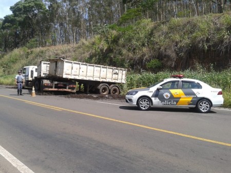 Motorista perde o controle de direção e caminhão caçamba sai da pista na SP-294 em Parapuã