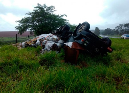 Caminhão carregado com bebida fica destruído após capotar na SP-294