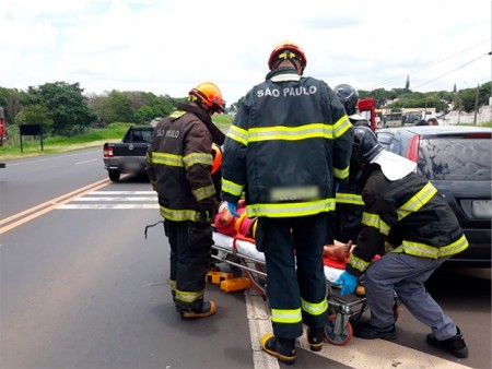 Motorista fica ferido após colisão lateral com caminhão na SP 294