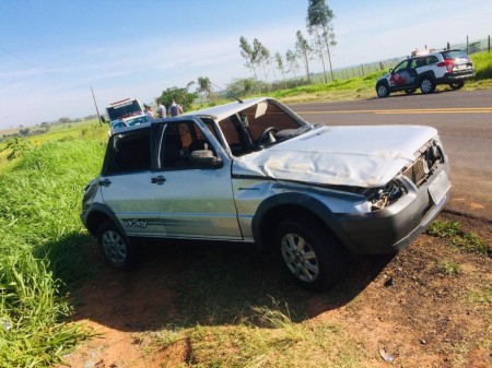 Capotamento de veículo deixa casal ferido em trecho da Rodovia Júlio Budiski em Flora Rica