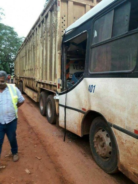 Ônibus com trabalhadores bate em caminhão canavieiro próximo a Salmourão