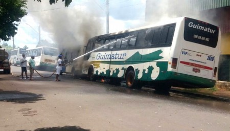 Ônibus são destruídos por incêndio em Paulicéia