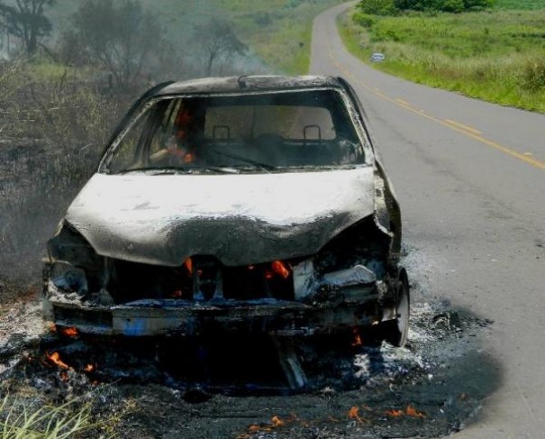 Veculo  destrudo pelo fogo na vicinal que liga Flrida  Presidente Prudente 