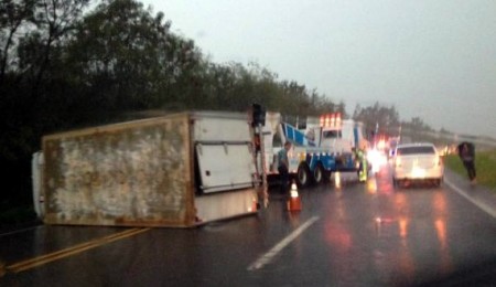 Caminhão baú tomba na SP-294 entre Adamantina e Flórida Paulista