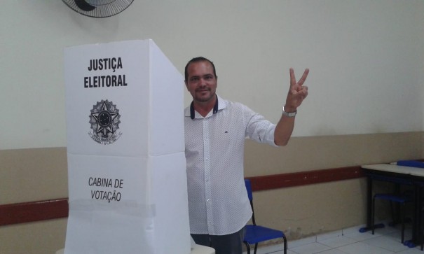 Candidatos a Deputado Estadual da regio votaram pela manh em Osvaldo Cruz e Parapu