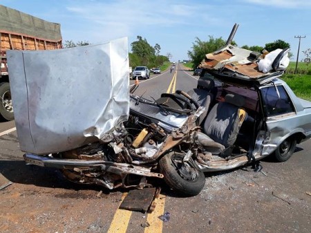 Acidente entre carro e camionete com placas de Adamantina deixa um homem gravemente ferido 