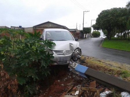 Motorista perde controle de direção e veículo derruba poste em OC