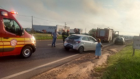 Colisão traseira entre caminhão e carro é registrada na SP-294 no trevo de Dracena