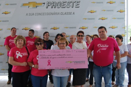 Proeste entrega cheque de doação da campanha Outubro Rosa