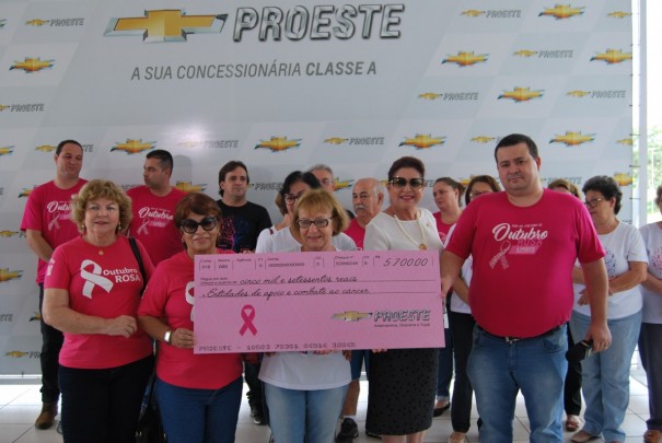 Proeste entrega cheque de doao da campanha Outubro Rosa