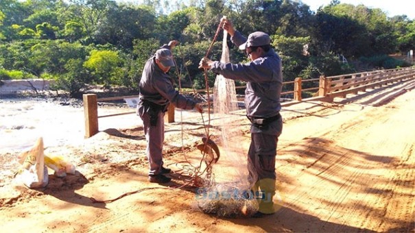 Polcia Ambiental flagra pessoas pescando em local proibido no Rio do Peixe