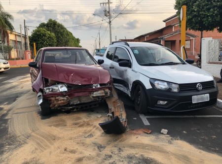 Acidente no centro de Osvaldo Cruz deixa duas mulheres feridas 