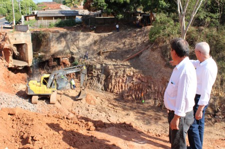 Após cinco anos, Prefeitura de Parapuã inicia obras em erosão da avenida São Paulo