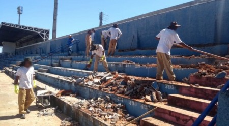 Reeducandos recuperam arquibancada e revitalizarão pinturas do Estádio Municipal de Adamantina