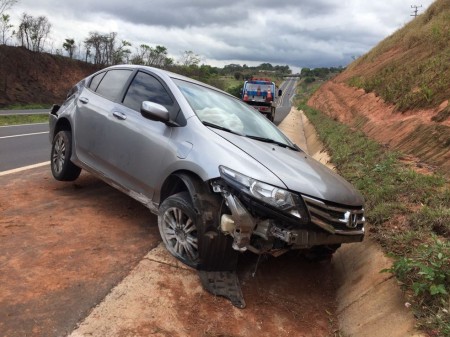 Motorista fica ferido após bater carro em barranco na Rodovia Assis Chateaubriand