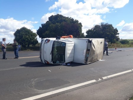 Capotamento na SP-294 próximo a Iacri deixa três pessoas feridas