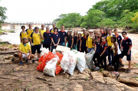 Lions Clube de Osvaldo Cruz realiza ação ambiental no Rio do Peixe