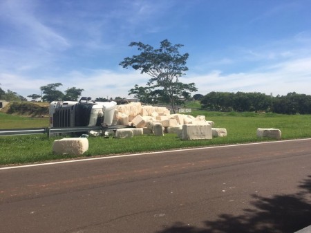 Carreta com carga de 36 toneladas de algodão tomba em alça de acesso a Álvares Machado