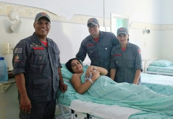 Soldados do Corpo de Bombeiros de Osvaldo Cruz realizam parto de uma garotinha na Vila Esperana