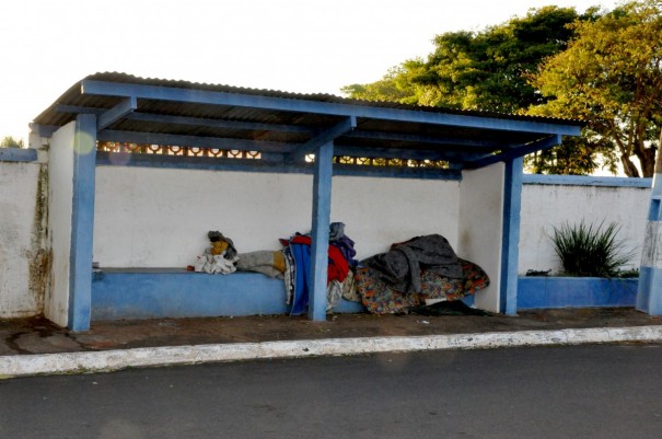 Morador de rua provoca constrangimento a mulheres na regio do cemitrio de Osvaldo Cruz    