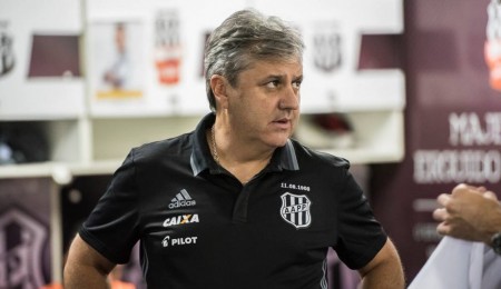 Em queda livre, Ponte Preta demite Gilson Kleina após derrota para Atlético-GO